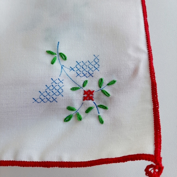 SET OF FOUR EMBROIDERED NAPKINS - Picture 5 of 5